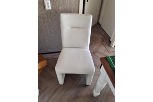 4 eetkamerstoelen wit met wieltjes