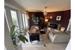 Bank, stoelen en eettafel