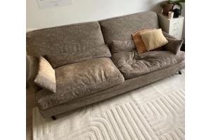 Bank, stoelen en eettafel