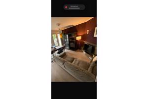 Bank, stoelen en eettafel