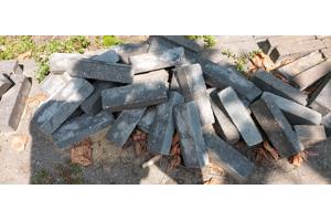 Sierbestrating: blauw-grijze klinkers