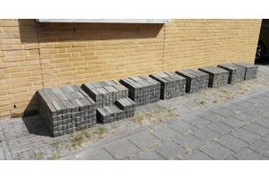 Sierbestrating: blauw-grijze klinkers