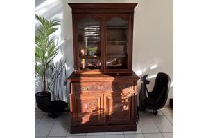 wandmeubel met vitrinekast en uitschuifbaar bureautje