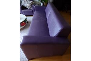 Lange donkerpaarse leren bank