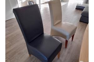 4 stoelen (2 crème kleur, 2 zwart)
