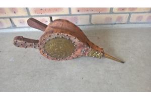 Antieke open haard blaasbalg