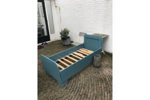 Landelijk houten junior bed, groen/blauw
