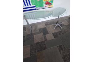 Glazen bureautje . Twee delen, draaibaar zijblad. RVS onderstel.