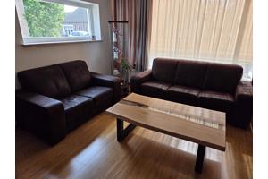 Set van 2 donkerbruine banken