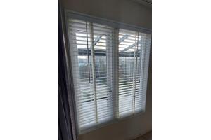 Wit houten modern romantische jaloezie