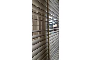 Wit houten modern romantische jaloezie