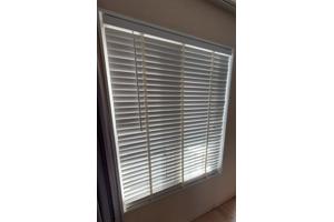 Wit houten modern romantische jaloezie