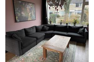 Grijze hoekbank van Montel inclusief hocker