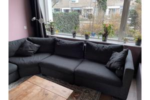 Grijze hoekbank van Montel inclusief hocker