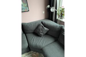 Grijze hoekbank van Montel inclusief hocker