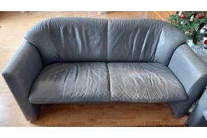 grijze lederen banken