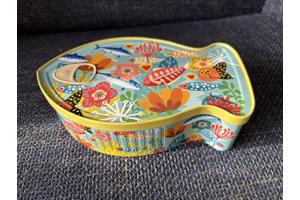 Koekblik vorm sardinesblik  met kleurrijke vissenprint