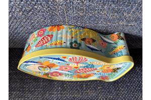 Koekblik vorm sardinesblik  met kleurrijke vissenprint