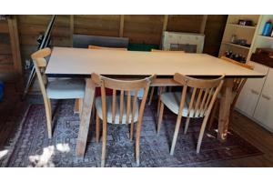 Hobbytafel met zes stoelen