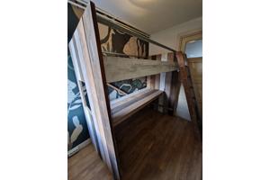 Hoogslaper met bureau