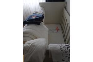 ledikantje met alles wat er bij en erin hoort