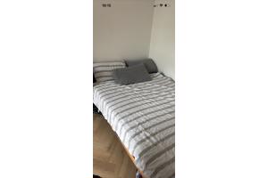 Gratis Bed with two pillows, sheets and a blanket