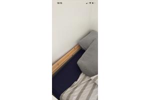 Gratis Bed with two pillows, sheets and a blanket