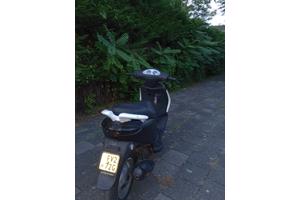 Piaggio fly scooter geel kenteken, geen vonk