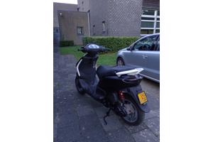 Piaggio fly scooter geel kenteken, geen vonk