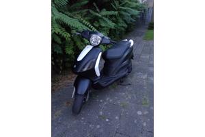 Piaggio fly scooter geel kenteken, geen vonk