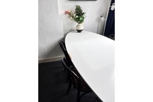 Grote eettafel (6 tot 8 personen)
