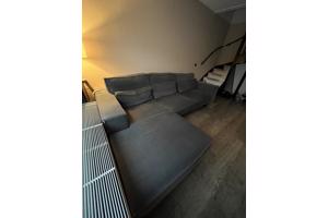 Comfortabele bank met gebruikssporen