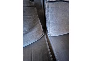 Comfortabele bank met gebruikssporen