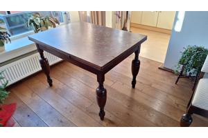 Antieke tafel met 4 bijpassende stoelen