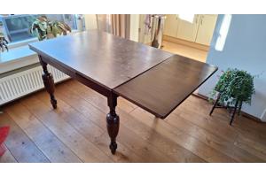 Antieke tafel met 4 bijpassende stoelen
