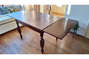 Antieke tafel met 4 bijpassende stoelen