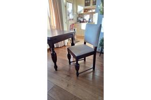 Antieke tafel met 4 bijpassende stoelen