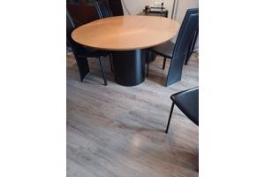 Ovalen tafel met 6 stoelen zwart/hout