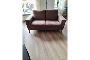 2 2persoonsbanken, hocker bruin. dienblad, tafel zwart