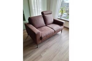 2 2persoonsbanken, hocker bruin. dienblad, tafel zwart