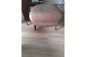 2 2persoonsbanken, hocker bruin. dienblad, tafel zwart