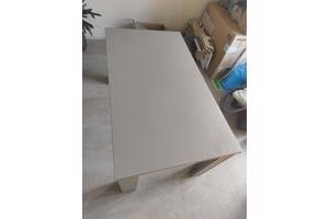 Grijze eettafel