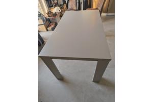 Grijze eettafel