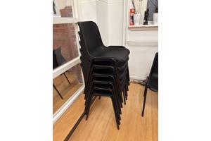 10x stapelbare zwarte kantinestoelen met PVC kuip.