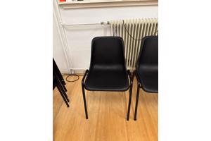 10x stapelbare zwarte kantinestoelen met PVC kuip.