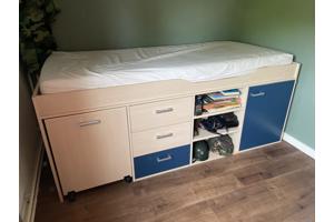 1-persoons halve hoogslaper + bijpassende kast