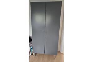 Kledingkast grijs IKEA hanggedeelte en 2 planken