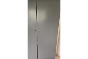 Kledingkast grijs IKEA hanggedeelte en 2 planken