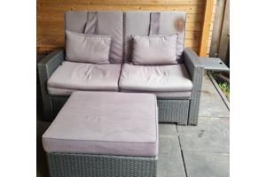 Sofa bed rotan met grote poef