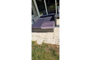 Sofa bed rotan met grote poef